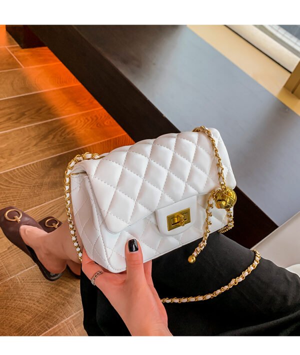 详情 (21) Chanel Style Pattern Crossbody Bag High Quality Fashionable Diamond Chain Shoulder Bag