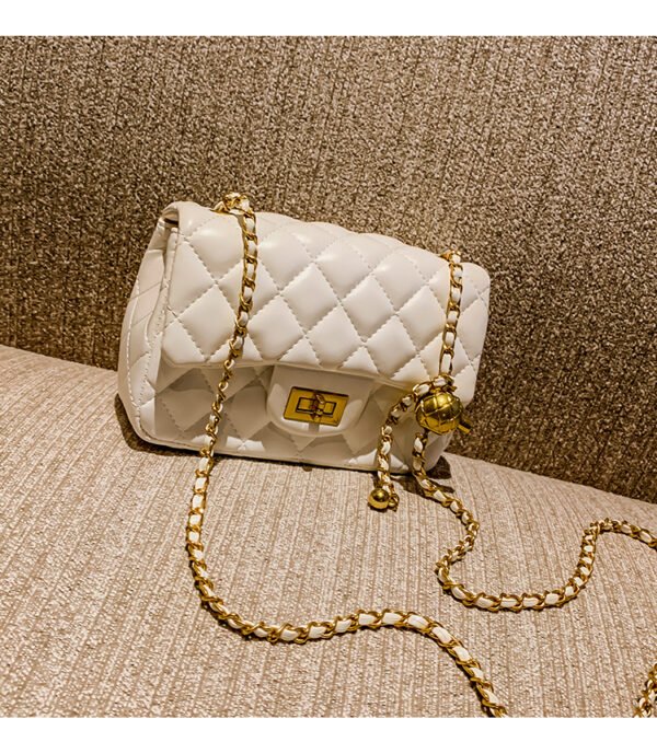 详情 (30) Chanel Style Pattern Crossbody Bag High Quality Fashionable Diamond Chain Shoulder Bag