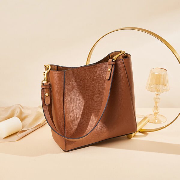 10.1300082 New Arrival Women’s Genuine Leather Saddle Shoulder Bag – Minimalist Style for the Modern Commute