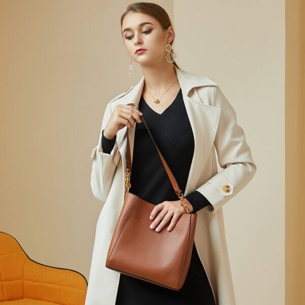 2021.10-21039 New Arrival Women’s Genuine Leather Saddle Shoulder Bag – Minimalist Style for the Modern Commute