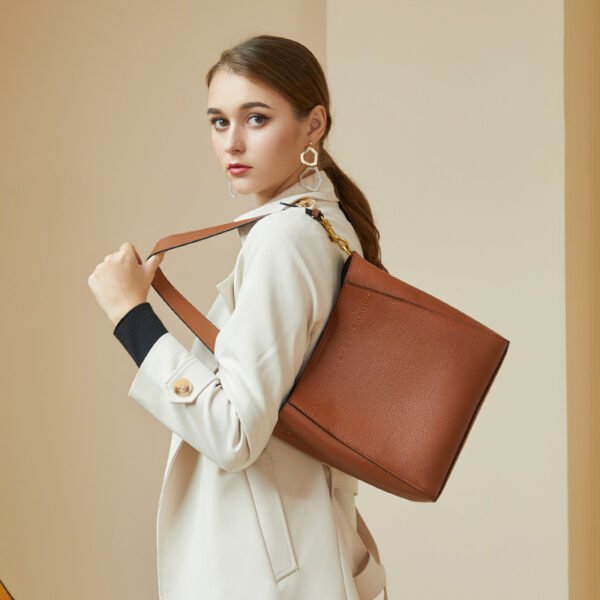 2021.10-21043 New Arrival Women’s Genuine Leather Saddle Shoulder Bag – Minimalist Style for the Modern Commute