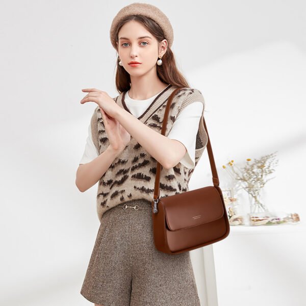 New Arrival Women’s Genuine Leather Saddle Shoulder Bag – Minimalist Style for the Modern Commute