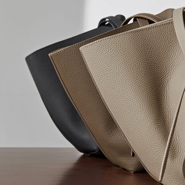 Full Grain Leather Tote Bag – Large Capacity Commuter Handbag for Women