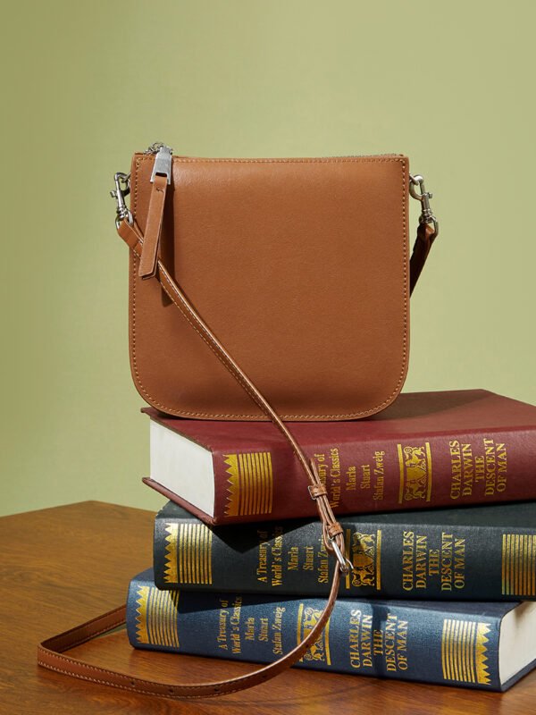 900X1200主图_0011_场景图 (6) Genuine Leather Bucket Shoulder Crossbody Bag — Compact Phone Tote