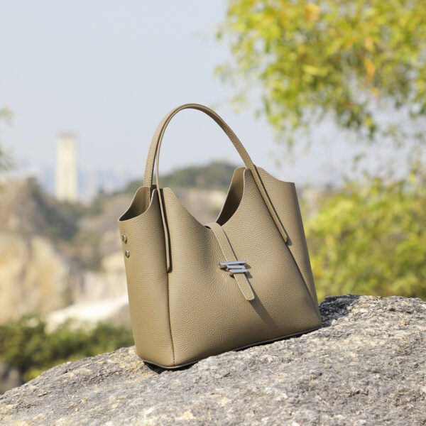 Leather Commuter Handbag — Versatile Shoulder & Crossbody