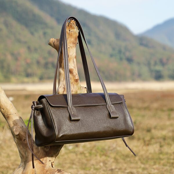 Full-Grain Leather Baguette Bag — Vintage Shoulder Style
