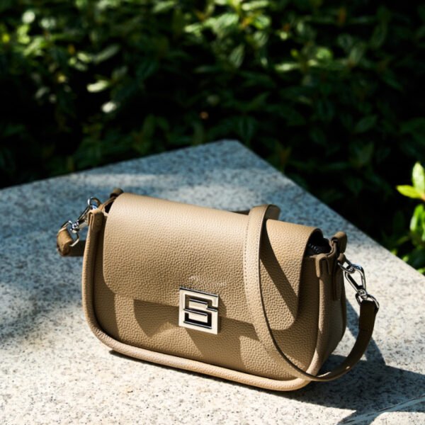 画板 3 Genuine Leather Square Crossbody Bag — Stylish Retro Shoulder