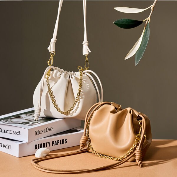 画板 7 Korean Style Genuine Leather Cloud Shoulder Bag – Women’s Cowhide Chain Bucket Bag