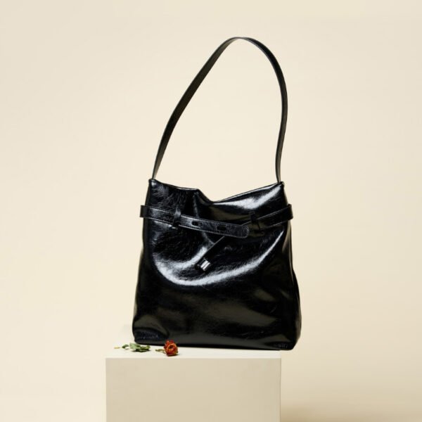 Waxed Leather Lock Clasp Tote — Large Capacity Commuter Bag