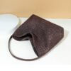主图-04 Suede-Finish Woven Bucket Tote Bag — Spacious & Vintage Elegance