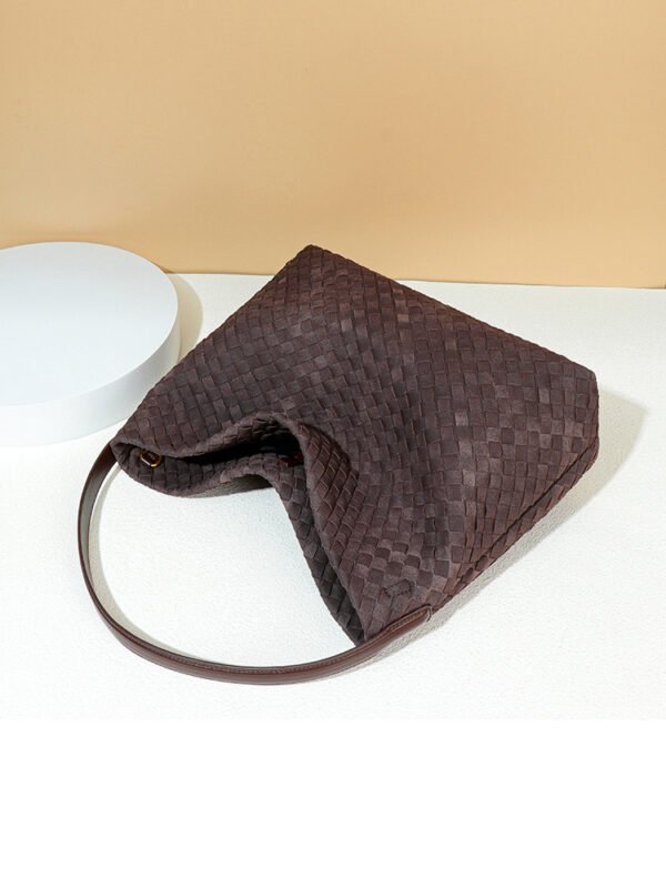 主图-04 Suede-Finish Woven Bucket Tote Bag — Spacious & Vintage Elegance