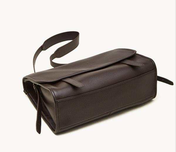 Top-grain calfskin handbags Niche vintage rucksacks Tote bags for commuting Relaxed genuine leather shoulder bags Crossbody messenger bags