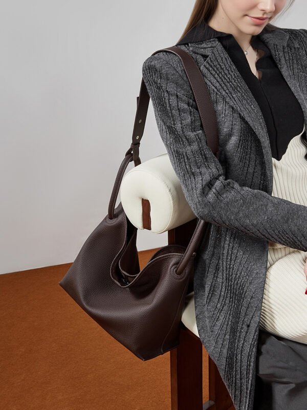 Top-Grain Leather Bucket Bag 2026 New Style Minimalist Commuting Genuine Leather Women‘s Handbag Handheld Vegetable Basket Bag Crossbody Bag