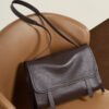 Top-grain calfskin handbags Niche vintage rucksacks Tote bags for commuting Relaxed genuine leather shoulder bags Crossbody messenger bags