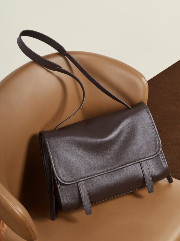 Top-grain calfskin handbags Niche vintage rucksacks Tote bags for commuting Relaxed genuine leather shoulder bags Crossbody messenger bags