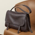 Top-grain calfskin handbags Niche vintage rucksacks Tote bags for commuting Relaxed genuine leather shoulder bags Crossbody messenger bags