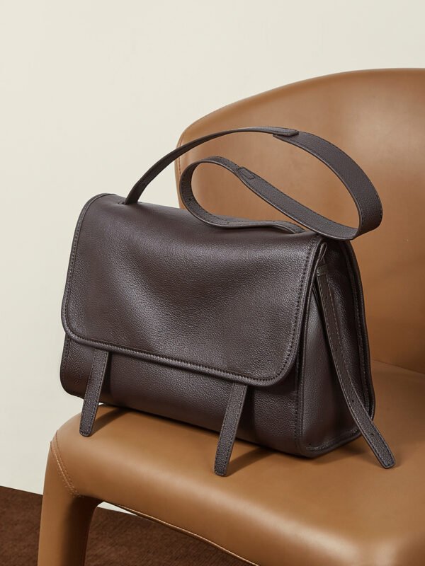 Top-grain calfskin handbags Niche vintage rucksacks Tote bags for commuting Relaxed genuine leather shoulder bags Crossbody messenger bags